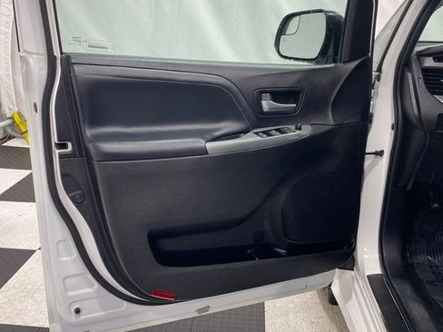 Used 2015 Toyota Sienna SE image 13