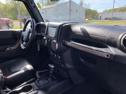 Used 2016 Jeep Wrangler Unlimited Sahara AWD/4WD image 34