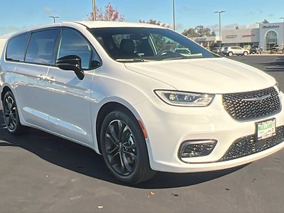 New 2026 Chrysler Pacifica Select