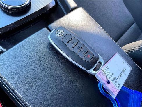 Used 2024 Nissan Rogue SV image 28