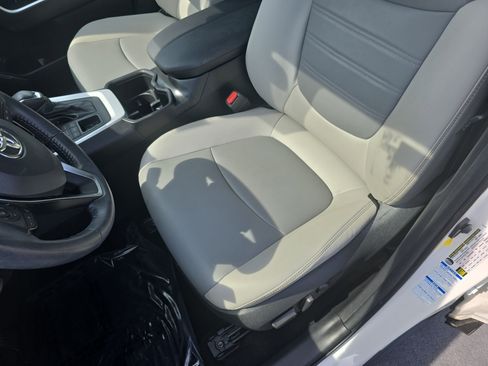 Used 2022 Toyota RAV4 XLE Premium AWD/4WD image 15