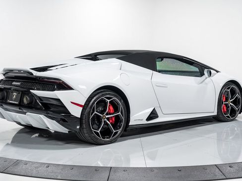 Used 2022 Lamborghini Huracan EVO RWD image 40