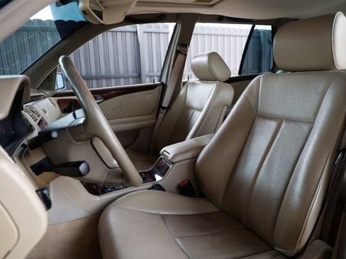 Used 1999 Mercedes-Benz E 320 4MATIC Wagon image 9