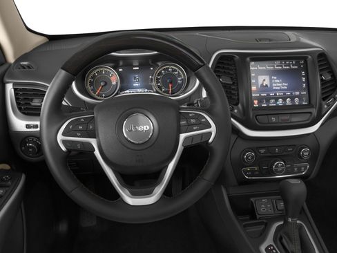 Used 2017 Jeep Cherokee Overland w/ Technology Group AWD/4WD image 4