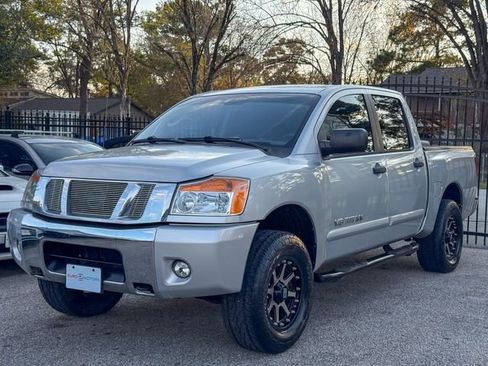Used 2011 Nissan Titan SV image 4