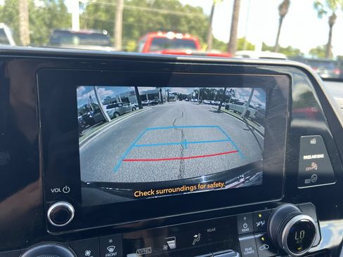 Used 2024 Toyota Highlander LE FWD image 25