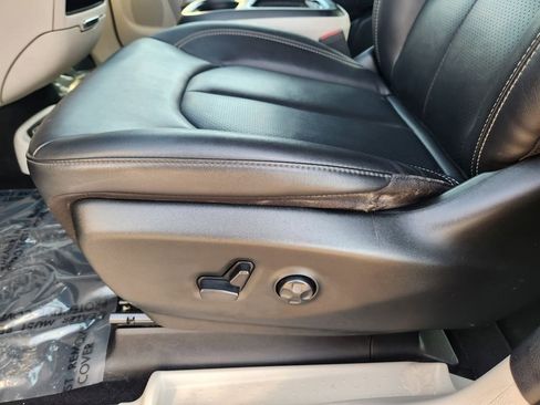 Used 2024 Chrysler Pacifica Touring-L FWD image 24