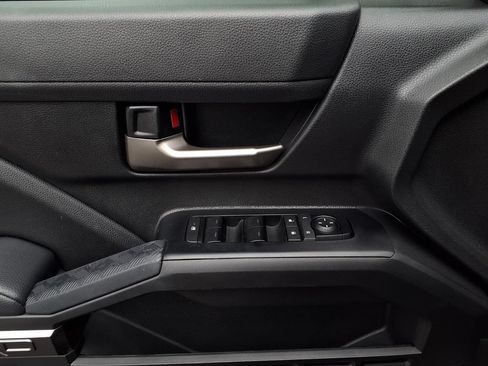 Certified 2025 Toyota Tacoma TRD Off-Road AWD/4WD image 18
