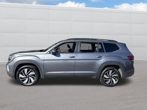 Used 2025 Volkswagen Atlas SE image 2