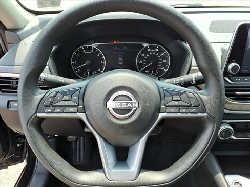 Used 2025 Nissan Altima 2.5 SV FWD image 21