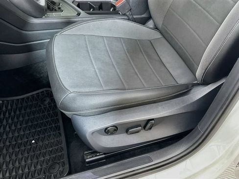 Certified 2024 Volkswagen Taos SE FWD image 18
