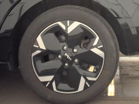 Certified 2023 Kia Niro Wind w/ Wind Preserve Package FWD image 9