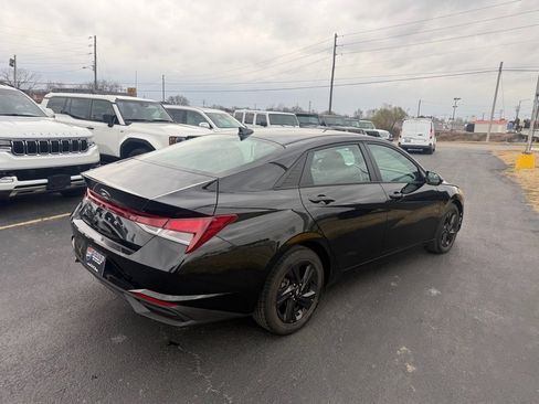 Used 2021 Hyundai Elantra SEL w/ Convenience Package image 3