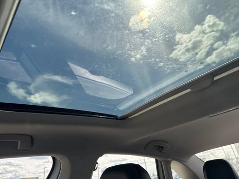 Used 2023 Volkswagen Jetta SE w/ Panoramic Sunroof Package FWD image 4