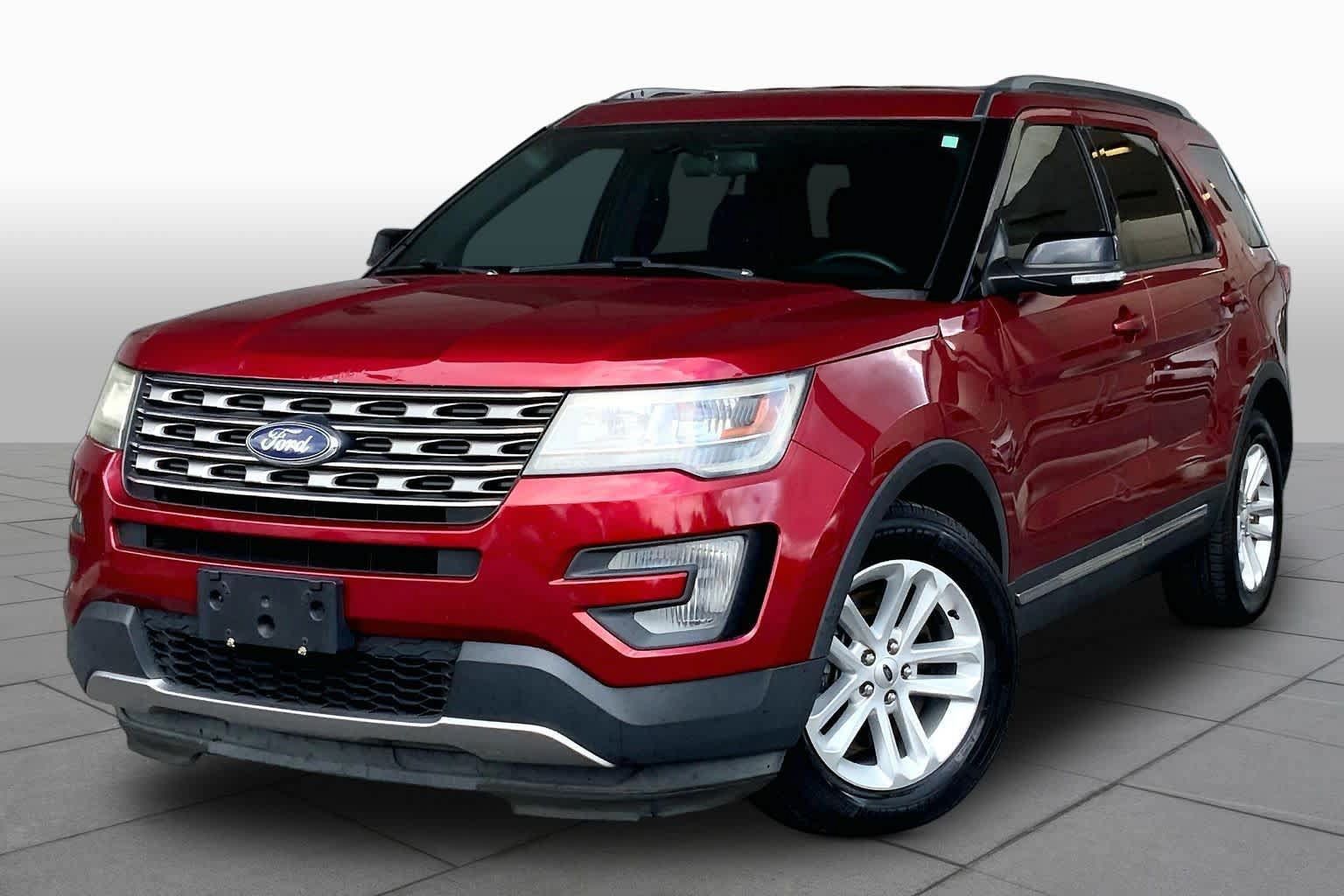 Used 2017 Ford Explorer XLT FWD image 1