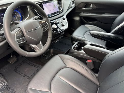 Used 2025 Chrysler Voyager LX image 11