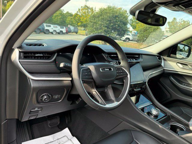 Used 2023 Jeep Grand Cherokee Limited w/ Black Appearance Package RWD image 16