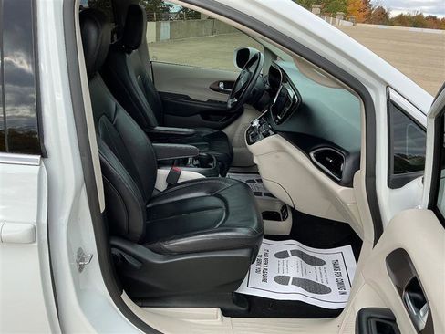 Used 2017 Chrysler Pacifica Touring-L w/ Tire & Wheel Group image 32