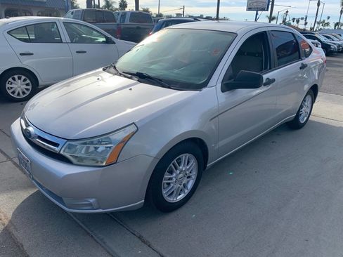 Used 2009 Ford Focus SE image 2