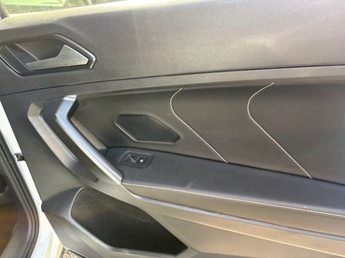 Used 2022 Volkswagen Tiguan SE w/ Panoramic Sunroof Package FWD image 28