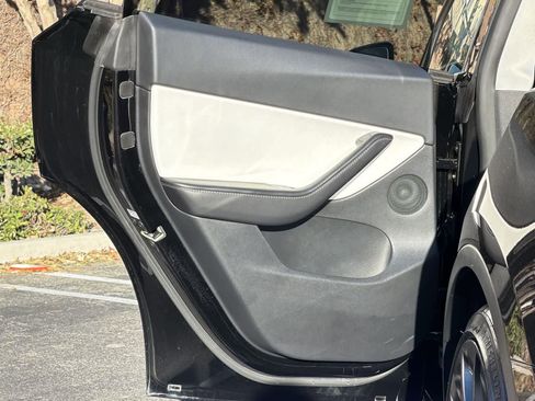 Used 2021 Tesla Model Y Performance image 28