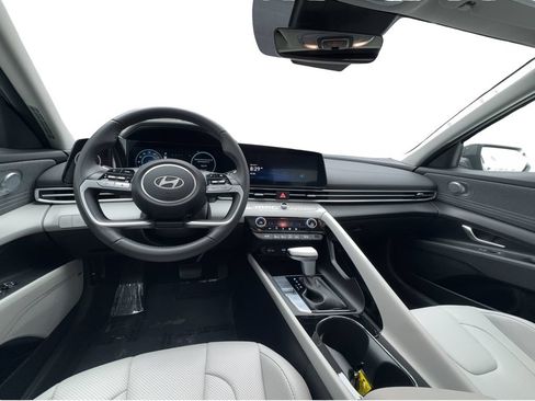 Used 2025 Hyundai Elantra Limited FWD image 18
