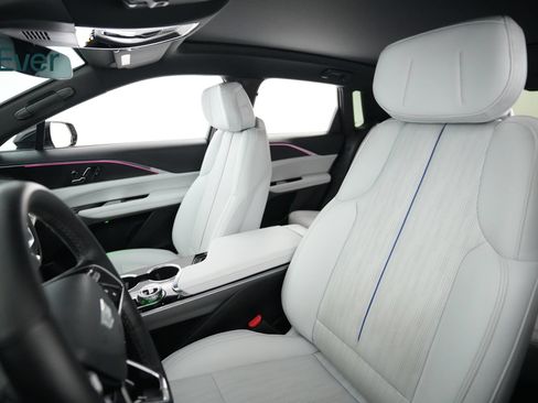 Used 2024 Cadillac Lyriq Luxury RWD image 4