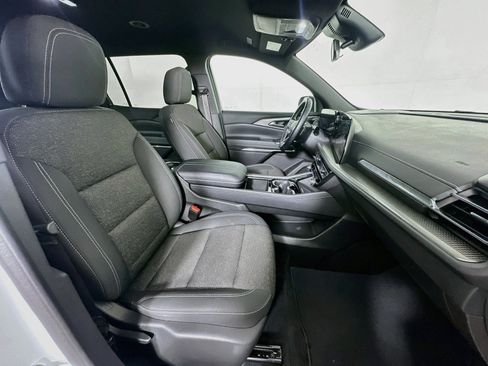 Used 2025 Chevrolet Traverse LT FWD image 32