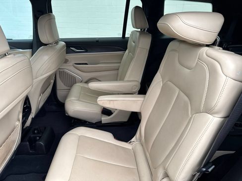 Used 2023 Jeep Grand Cherokee L Limited w/ Luxury Tech Group II AWD/4WD image 16