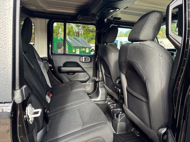 Used 2018 Jeep Wrangler Unlimited Sahara AWD/4WD image 9