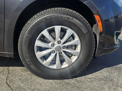 Used 2018 Chrysler Pacifica Touring-L w/ Advanced Safetytec Group FWD image 8