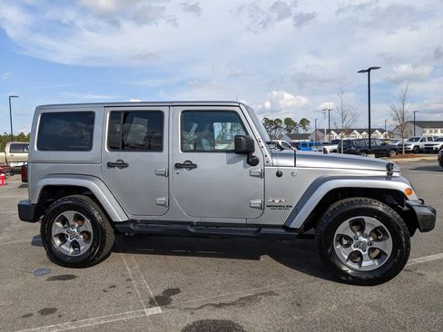 Used 2017 Jeep Wrangler Unlimited Sahara w/ Connectivity Group image 16