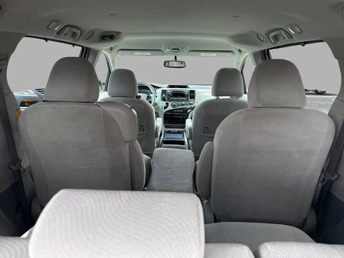 Used 2011 Toyota Sienna LE w/ Towing Pkg FWD image 23