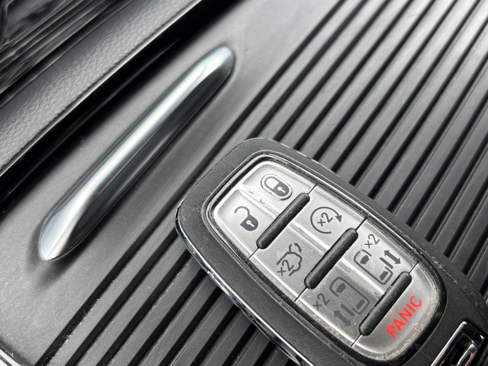 Used 2025 Chrysler Pacifica Limited FWD image 21