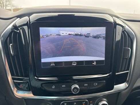 Used 2023 Chevrolet Traverse LT image 3