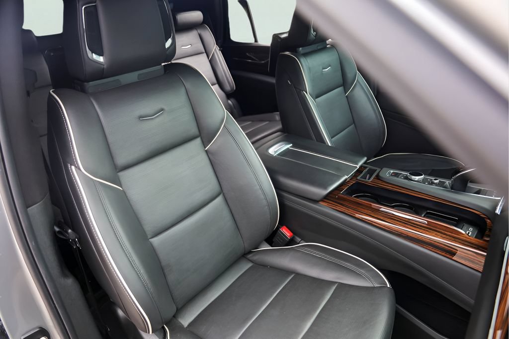 Used 2024 Cadillac Escalade Premium Luxury AWD/4WD image 36