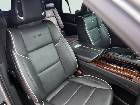 Used 2024 Cadillac Escalade Premium Luxury AWD/4WD image 36