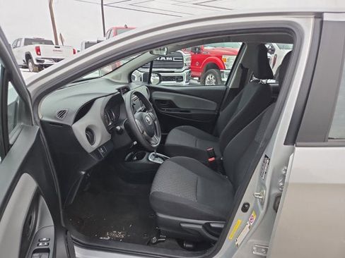 Used 2017 Toyota Yaris L image 9