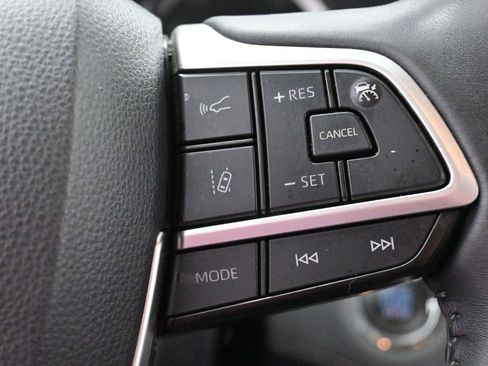 Used 2022 Toyota Highlander XLE AWD/4WD image 19