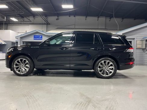 Used 2025 Lincoln Aviator AWD w/ Jet Appearance Package image 4