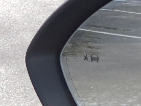 Used 2022 Buick Envision Avenir w/ Technology Package II image 32