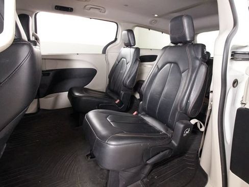 Used 2017 Chrysler Pacifica Touring-L FWD image 22