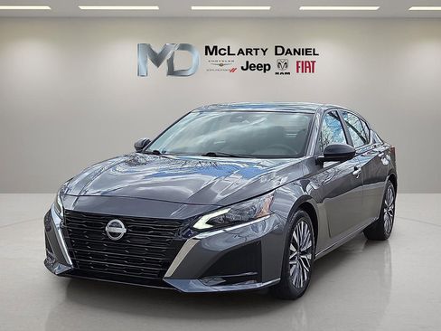 Used 2025 Nissan Altima 2.5 SV FWD image 2
