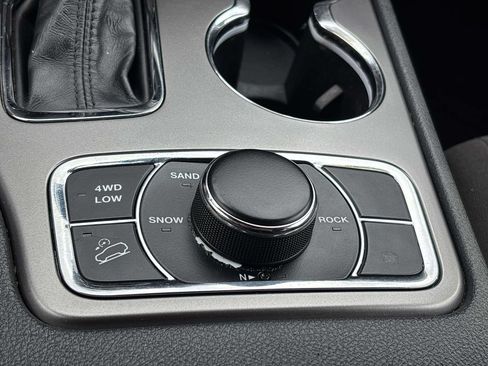 Certified 2020 Jeep Grand Cherokee Laredo AWD/4WD image 30