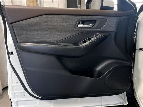 Used 2023 Nissan Rogue SV AWD/4WD image 9