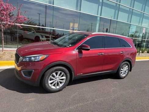 Used 2016 Kia Sorento LX image 2