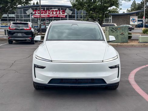 Used 2026 Tesla Model Y 2WD image 6