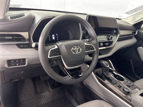 Certified 2026 Toyota Highlander Limited AWD/4WD image 4