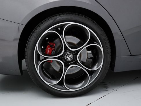 Used 2023 Alfa Romeo Giulia Veloce RWD image 21