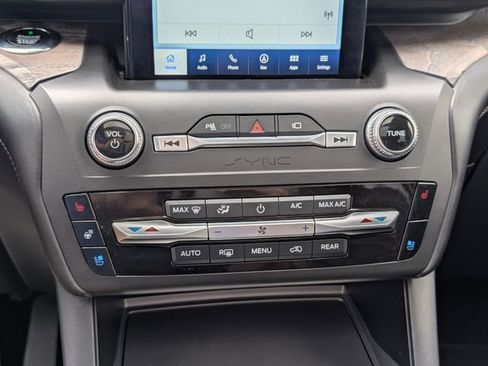 Used 2020 Ford Explorer Platinum w/ Premium Technology Package AWD/4WD image 18
